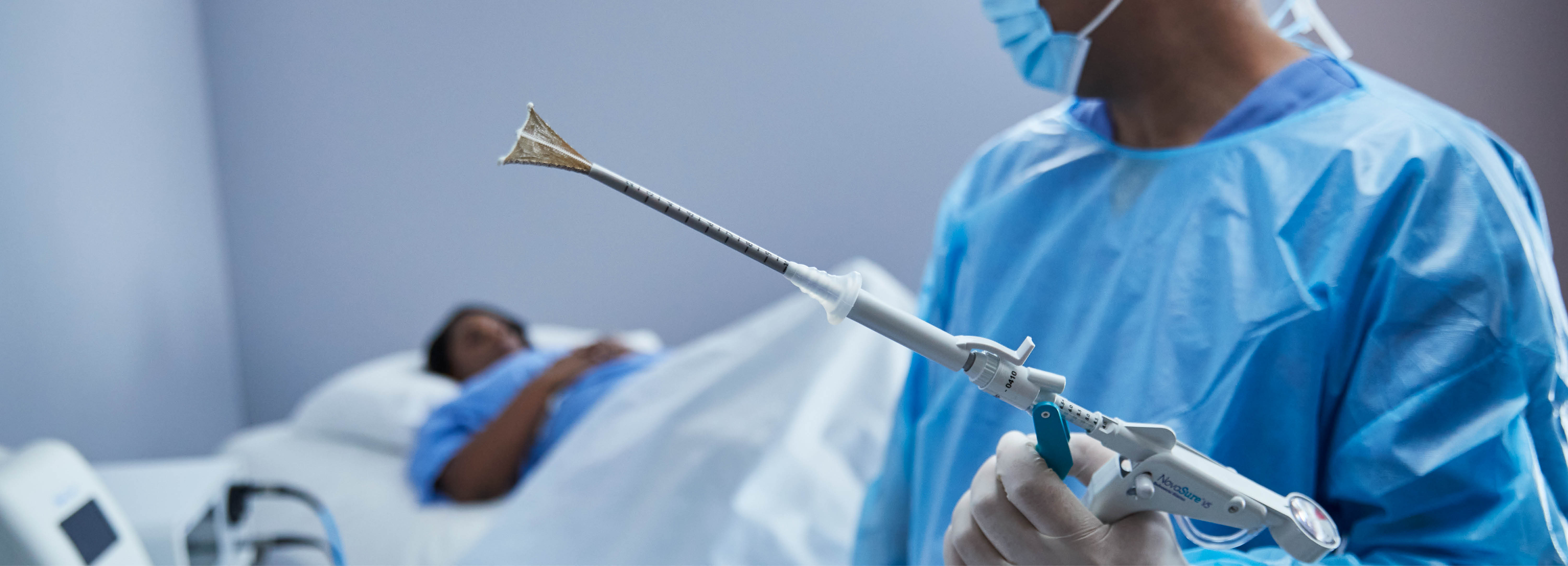 Hand met handschoen met medisch hulpmiddel in een laboratorium.