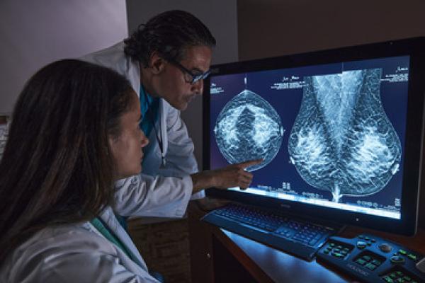 Radiologen beoordelen tomosynthesemammografie op een scherm