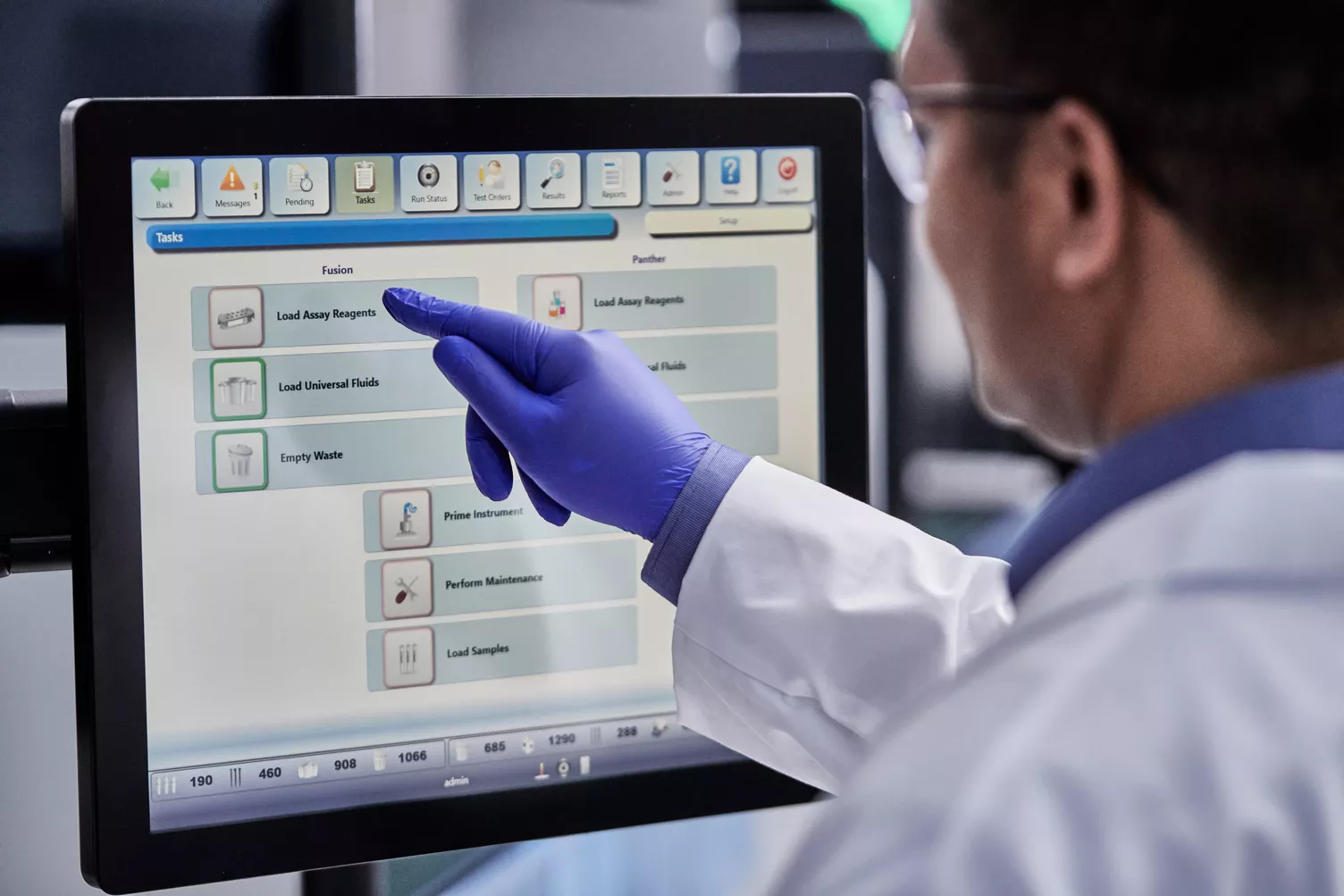 Laborant drukt op knoppen op monitor