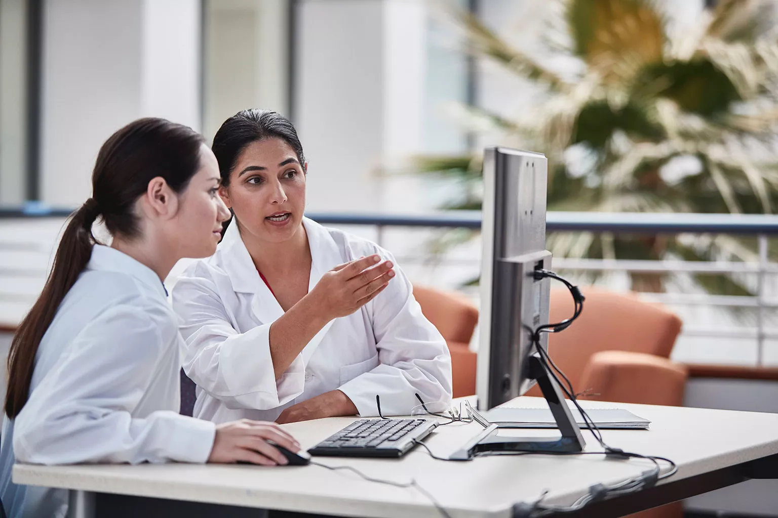 laboranten bekijken een monitor in een laboratorium