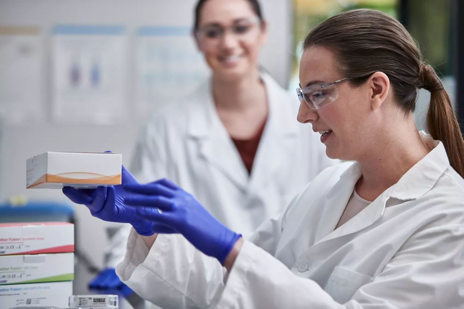 Laborant schikt assaydozen in laboratorium