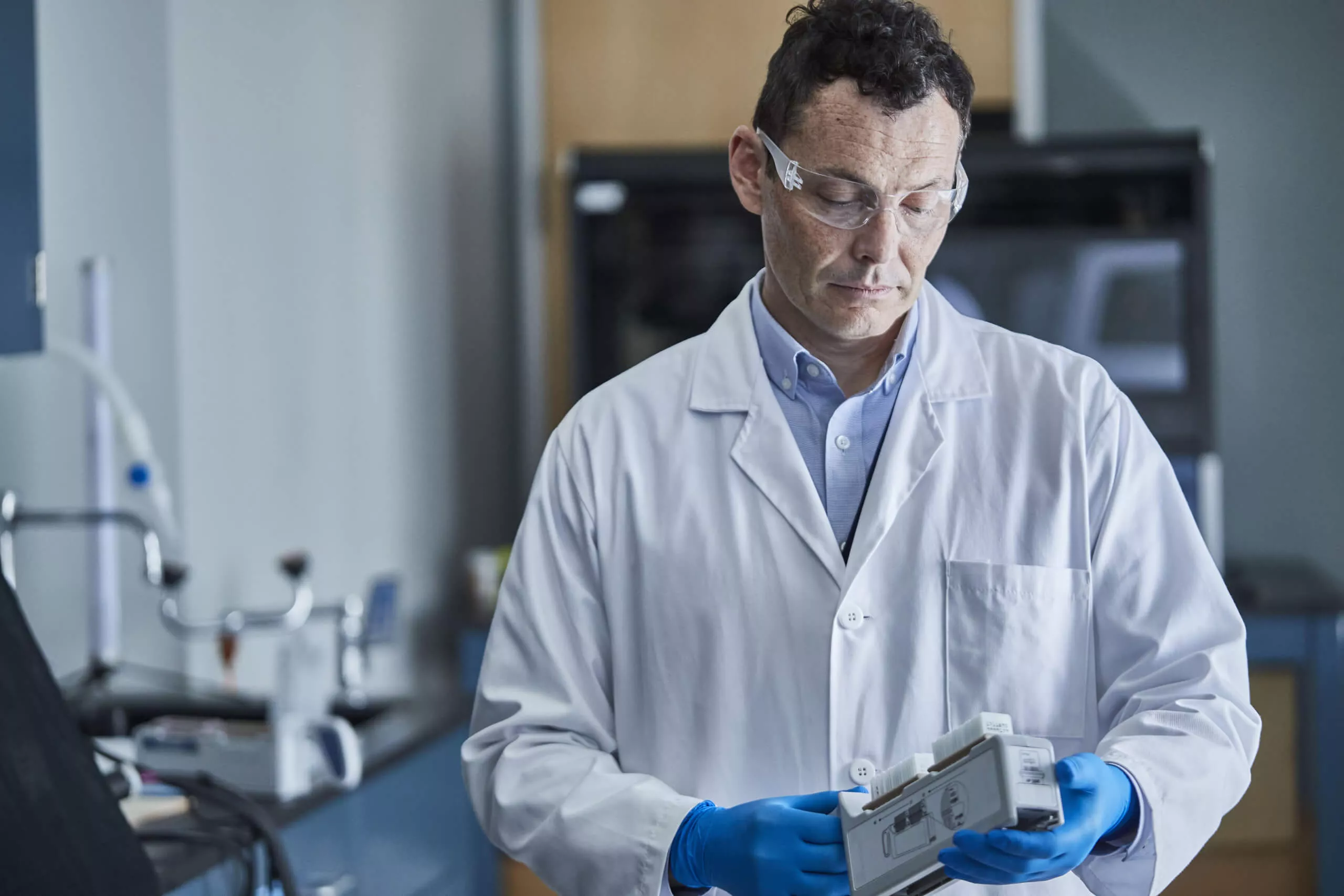 Laborant kijkt naar monster in laboratorium