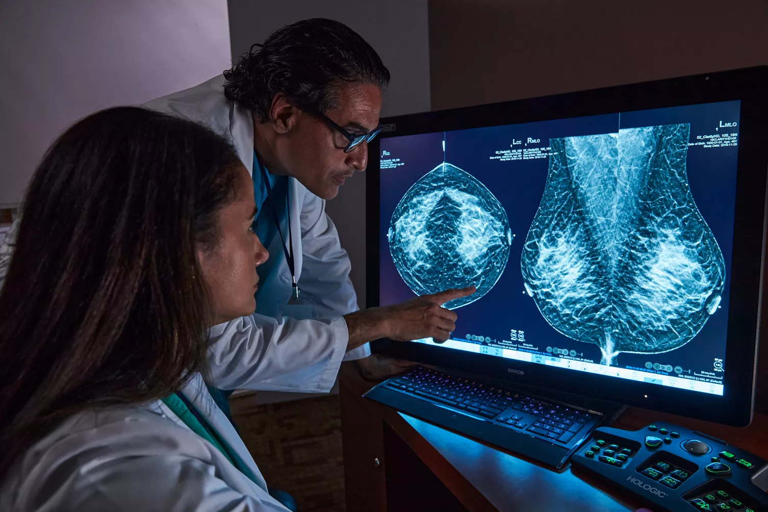 Radiologen beoordelen tomosynthesemammografie op een scherm