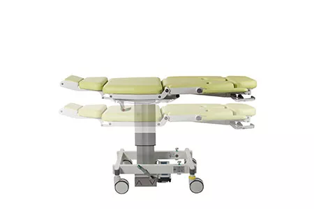 Medische stoel in platte stand op witte achtergrond