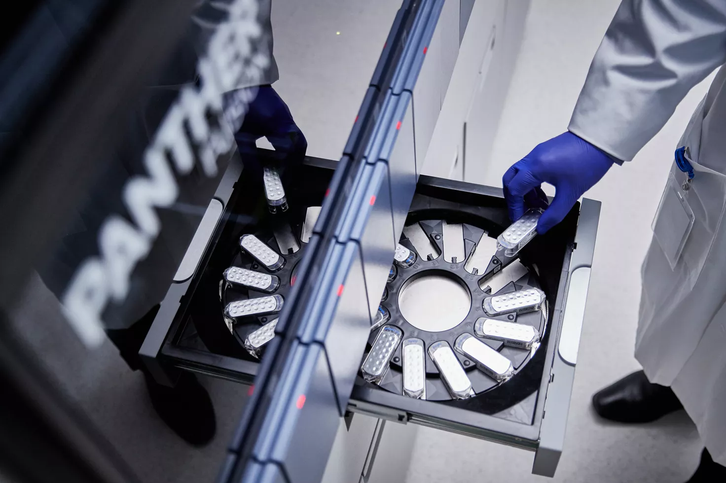 Laborant laadt een cartridge op het Panther Fusion instrument