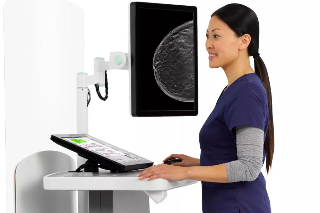 Arts die medisch tablet en monitor gebruikt