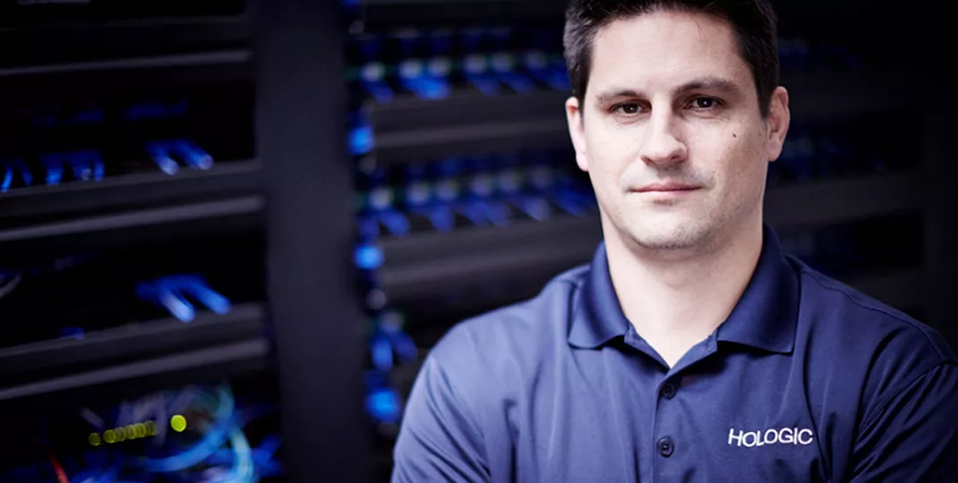 Hologic-medewerker staat voor serverruimte