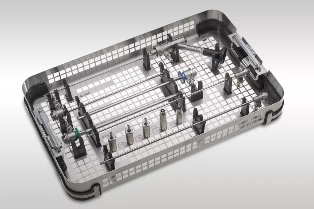 Tray met mechanische onderdelen op tafel.
