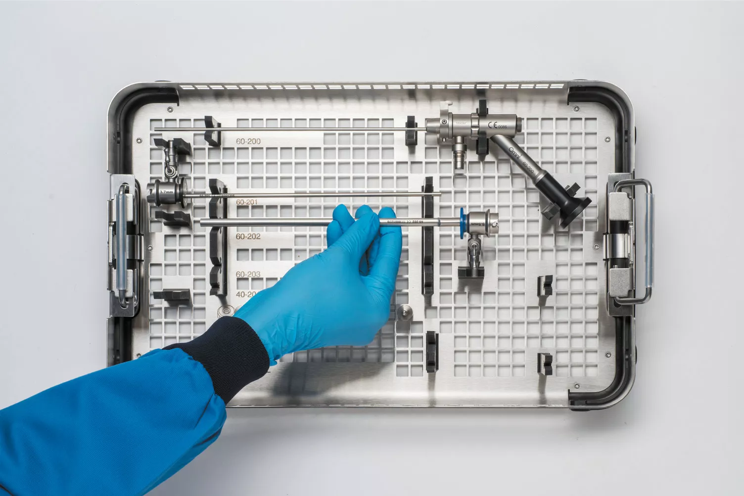 Hand met handschoen werkt met medische tray op tafel.