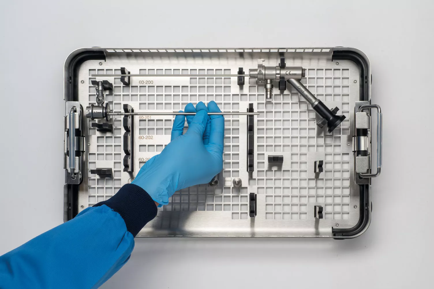 Hand met handschoen werkt met medische tray op tafel.