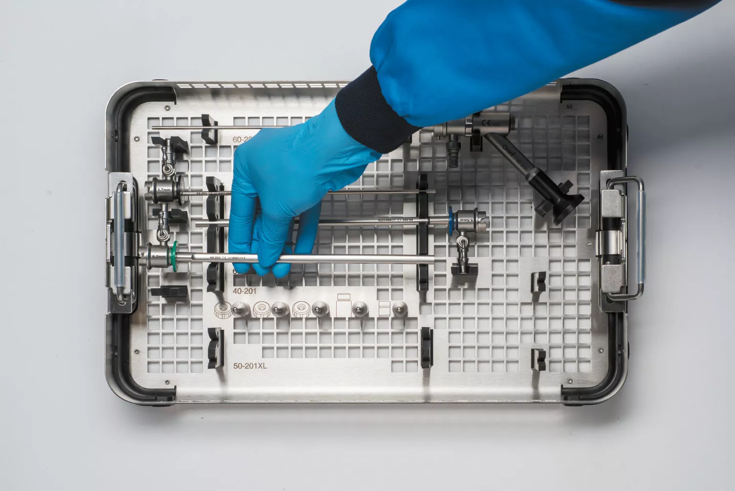 Hand met handschoen werkt met medische tray op tafel.