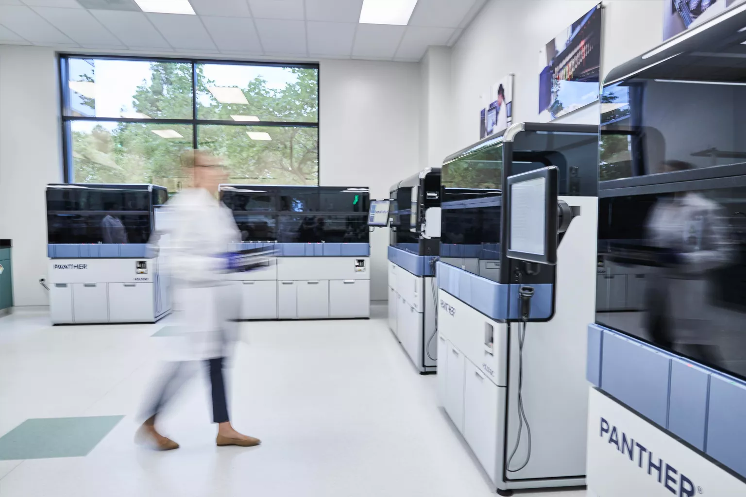 Laborant loopt door het laboratorium.