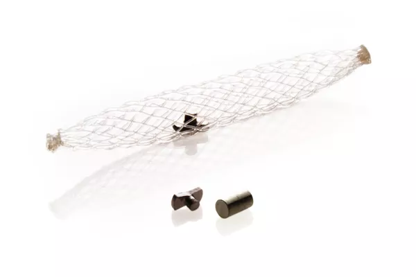 Biopsieplaatsmarkering in vorm van hoge hoed op witte achtergrond