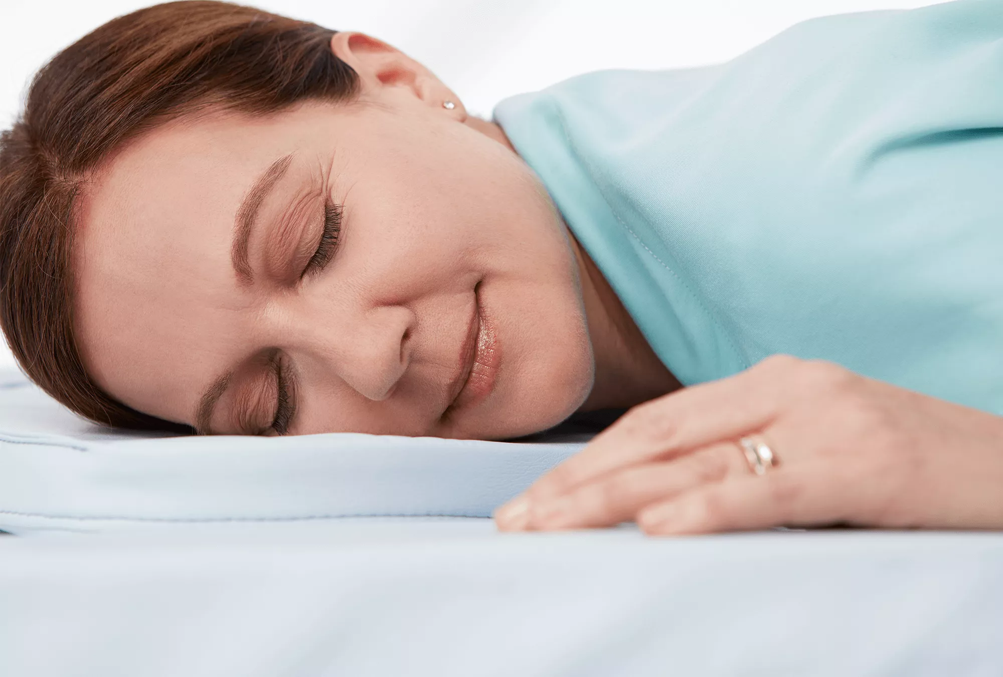 Patiënte ligt comfortabel op bed met meelevende ervaring