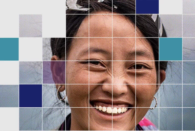 Zongebruinde vrouw glimlacht met gepixeld ontwerp