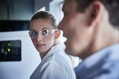 Beeld van vrouw en man in lab