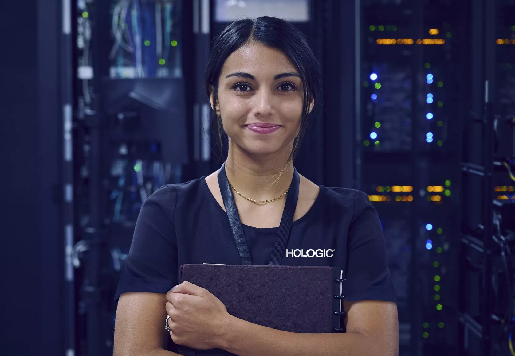 Hologic-medewerker staat voor serverruimte